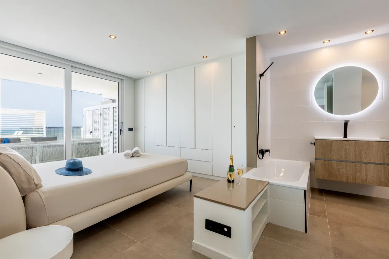 Vista del Silencio - bedroom-with-ensuite-bathtub